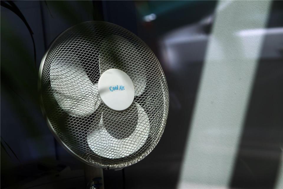 Im Büro aufgrund der Hitze einfach einen Ventilator aufstellen? Das geht nur, wenn der Arbeitgeber einverstanden ist.Karl-Josef Hildenbrand/dpa/dpa-tmn
