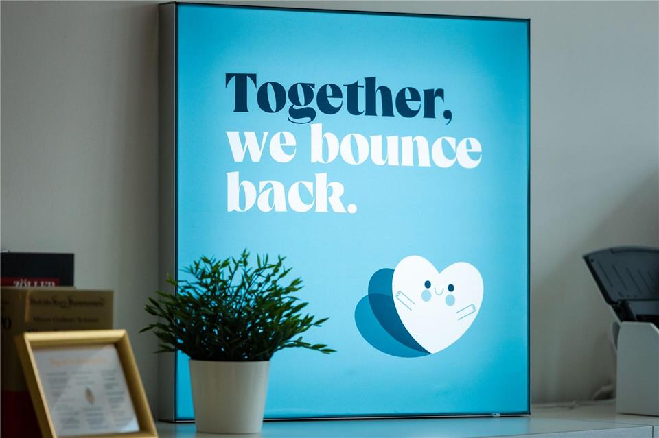 Im Büro der Meldestelle Saarland erinnert ein Leuchtschild mit der Aufschrift „Together, we bounce back.“ an das Ziel der Einrichtung.Laszlo Pinter/dpa