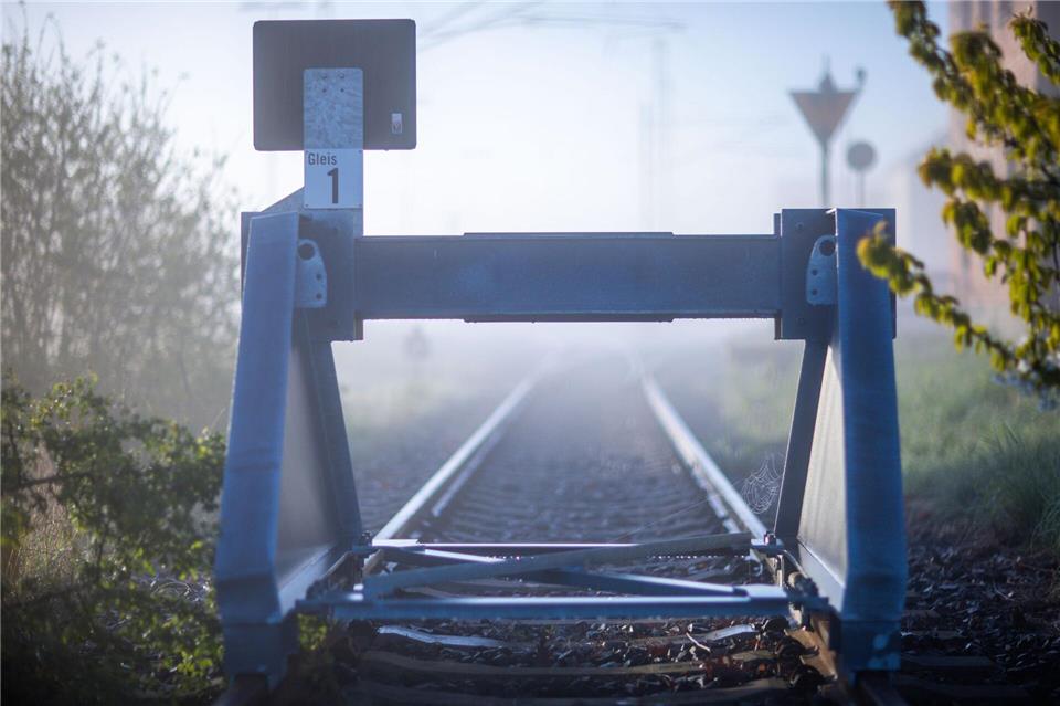 Im Bundeshaushalt 2026 ist kein Geld für sächsische Bahnstrecken enthalten (Symbolbild).Jens Büttner/dpa