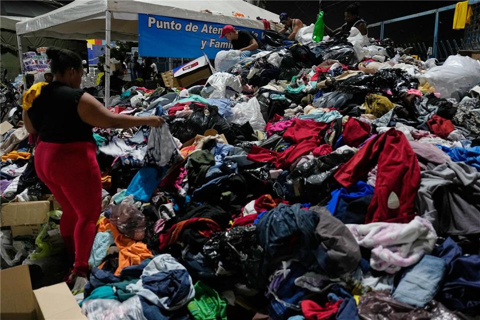 Im Bundesstaat La Guaira ist die Hilfe und Solidarität der Anwohner groß: Lebensmittel und Kleidung werden nach Bedarf verteilt. Fernando Vergara/AP/dpa