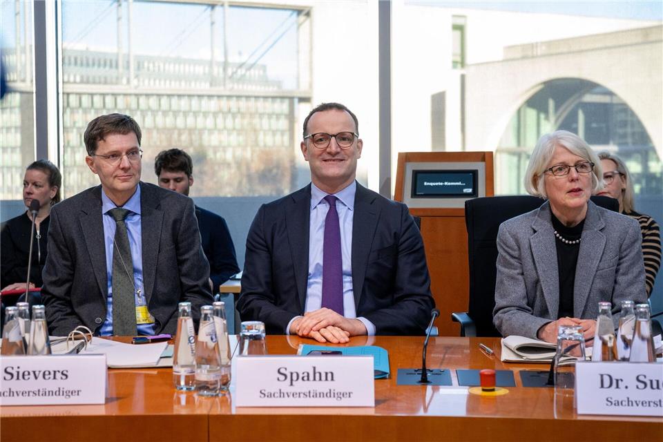 Im Bundestag geht es um Corona: Jens Spahn, Oliver Sivers vom Bundesrechnungshof und Margaretha Sudhof, die als Sonderermittlerin die Maskenbeschaffungen untersucht hatte.Soeren Stache/dpa