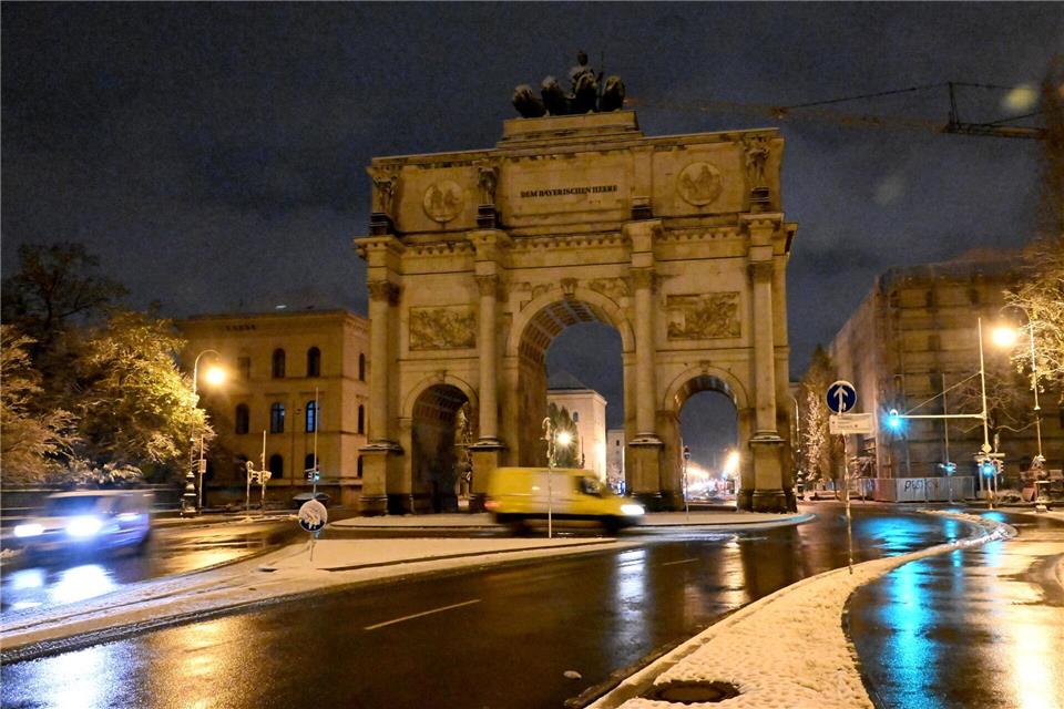 Im Bundestagswahlkampf 2025 machten die Grünen am Münchner Siegestor Werbung für ihren Kanzlerkandidaten Robert Habeck. Die Aktion war von der Stadt nicht genehmigt und hat ein Bußgeld zur Folge. (Archivbild)Felix Hörhager/dpa