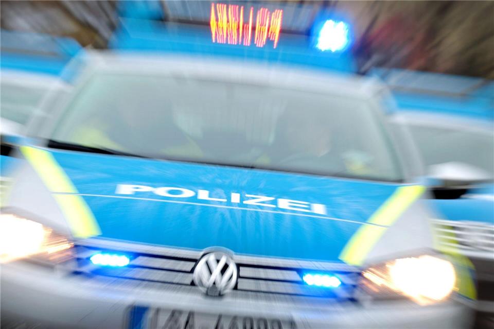 Im Burgenlandkreis soll eine 40 Jahre alter Mann Familienangehörige mit einer Waffen bedroht haben. (Symbolbild)Jan Woitas/dpa