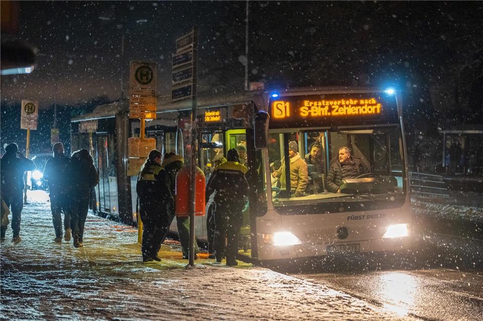 Im Busverkehr könnte es am Freitag immer wieder zu Verspätungen kommen. (Symbolbild)Michael Kappeler/Dpa/dpa