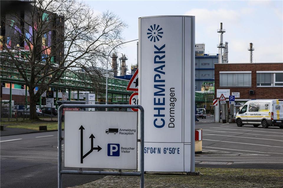 Im Chempark Dormagen ist es am frühen Morgen zu einem Zwischenfall gekommen, bei dem mehrere Personen verletzt wurden. (Archivbild)Oliver Berg/dpa