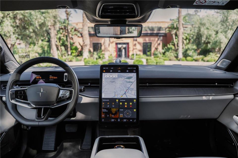 Im Cockpit fällt der Riesenbildschirm in der Mitte ins Auge - ansonsten präsentiert es sich reduziert und aufgeräumt.Polestar/dpa-tmn