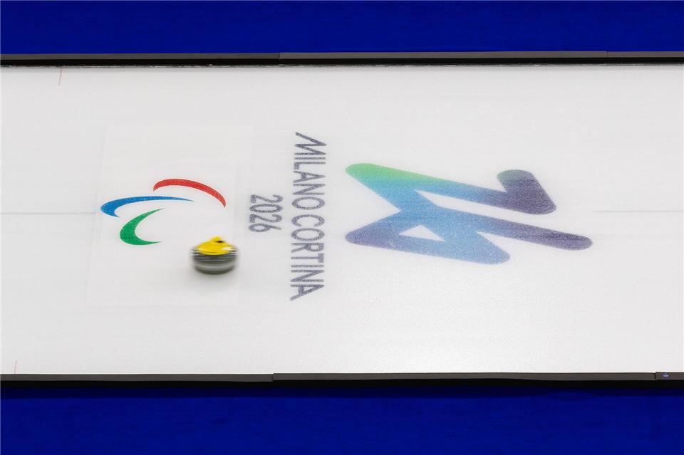 Im Curlingstadion von Cortina wird am Sonntag die Schlussfeier der Paralympics stattfinden - die Ukraine wird dabei fehlen.Philipp von Ditfurth/dpa