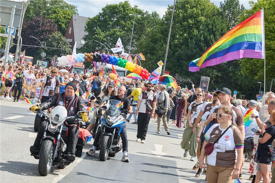 Im Demonstrationszug zum Christopher Street Day in Hamburg fahren nicht nur 60 Lastwagen, sondern auch mehrere Biker.Georg Wendt/dpa