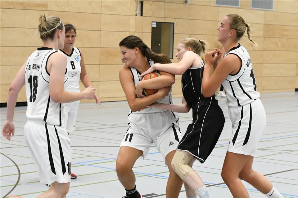 Im Derby zwischen dem RSV und der Eintracht ging es unter beiden Körben mächtig zur Sache. Hier kämpfen die Borkenerin Ina Thiemann (weißes Trikot) und die Erlerin Fabienne Nagel um das Spielgerät.