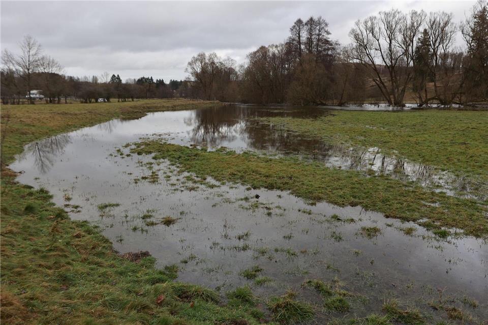 Im Dezember 2023 waren Wiesenflächen im Oberharz bei Tanne überspült, die Warme Bode hatte die Meldegrenze überschritten. (Archivbild)Matthias Bein/dpa