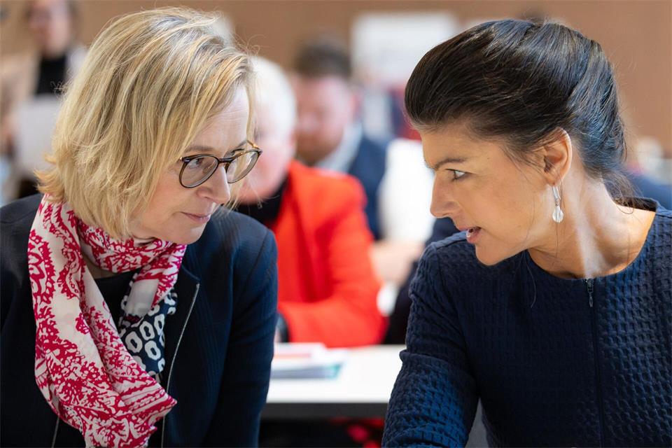 Im Dezember 2024 herrschte noch Einigkeit zwischen Sahra Wagenknecht und Katja Wolf. (Archivbild)Michael Reichel/dpa