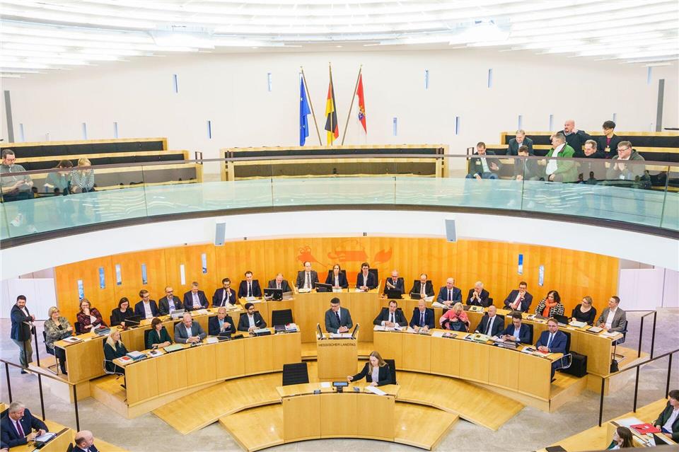 Im Dezember befasst sich laut Planung auch noch das hessische Landtagsplenum abschließend mit dem Streit um die Entlassung einer Staatssekretärin. (Archivbild)Andreas Arnold/dpa