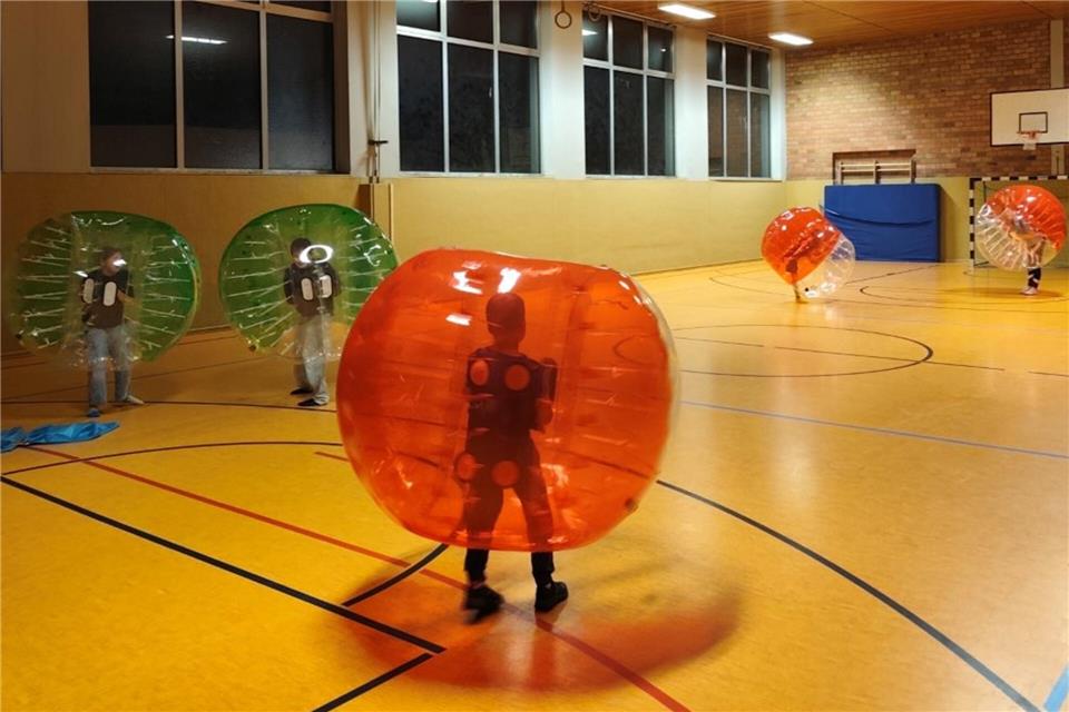 Im Dezember hat das erste Bubble-Ball-Turnier stattgefunden.