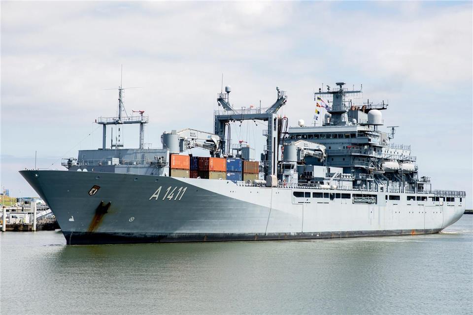 Im Dezember wird die Besatzung des Einsatzgruppenversorgers „Berlin“ zurück in Wilhelmshaven erwartet. (Archivbild) Hauke-Christian Dittrich/dpa