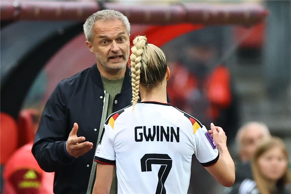 Im Dialog: Bundestrainer Christian Wück und DFB-Kapitänin Giulia Gwinn.Daniel Karmann/dpa