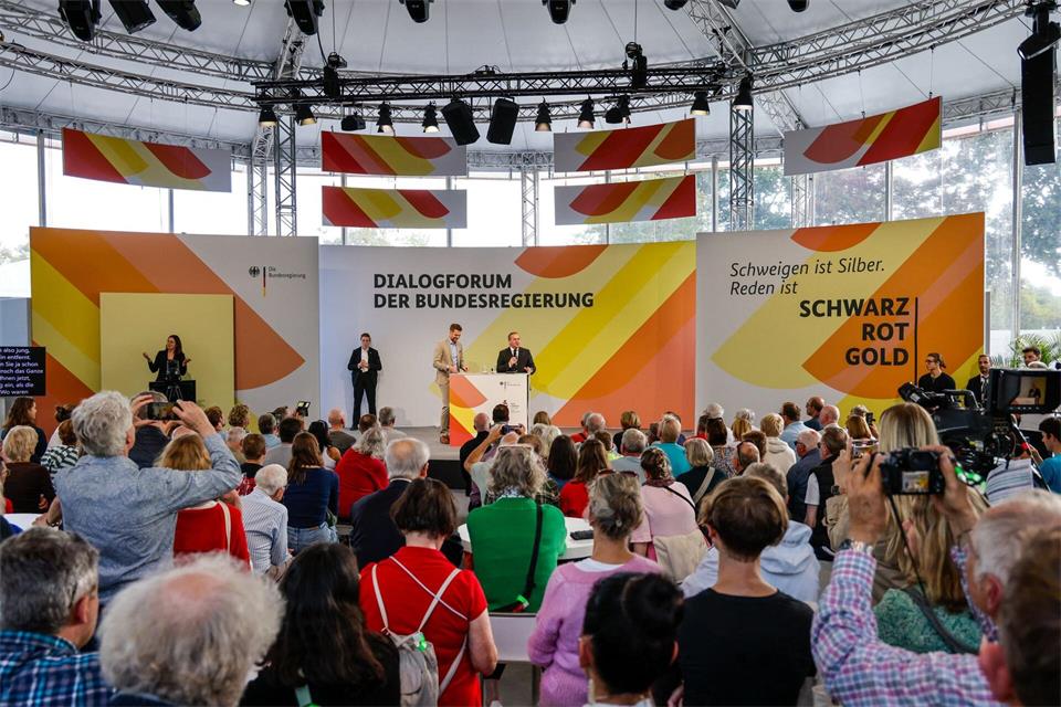 Im Dialogforum der Bundesregierung stellte sich Verteidigungsminister Boris Pistorius (SPD) den Fragen der Bürgerinnen und Bürger. Focke Strangmann/dpa