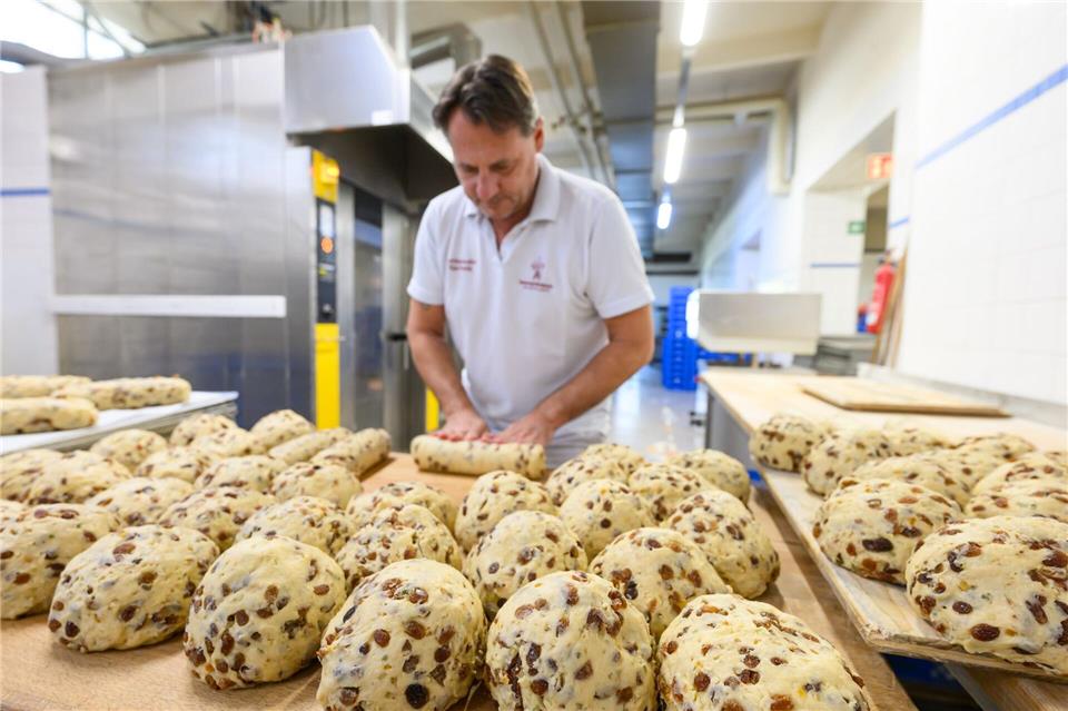 Im Dresdner Backhaus werden bereits Christstollen gebacken - für den US-Markt. Robert Michael/dpa