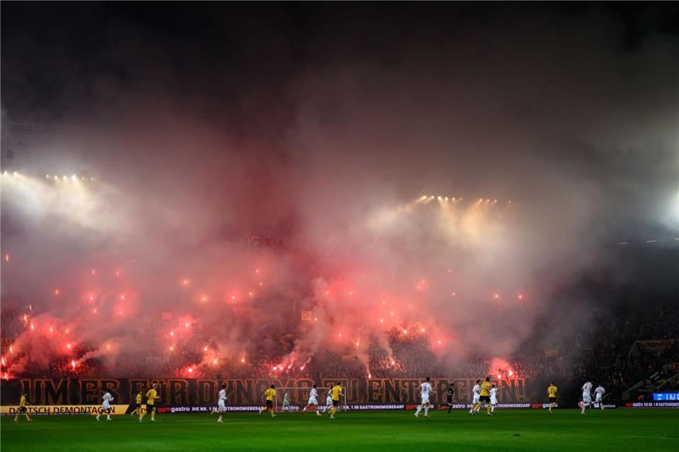 Im Dresdner K-Block wurde gezündet - Dynamo muss zahlen. (Archivbild)Robert Michael/dpa