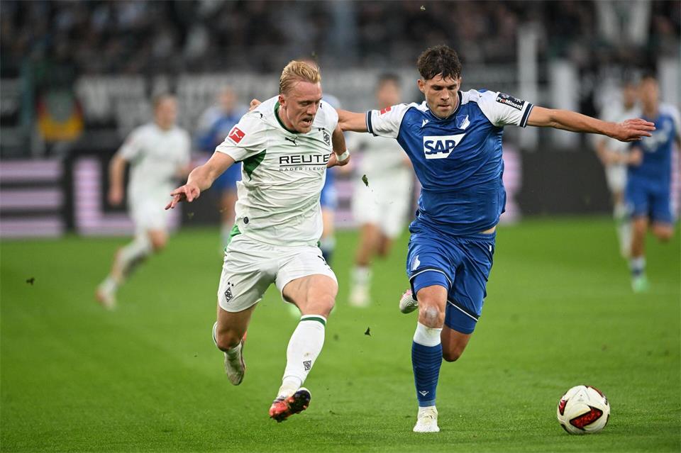 Im Duell der beiden Bundesliga-Tabellenletzten lieferten sich Borussia Mönchengladbach und die TSG Hoffenheim eine umkämpfte Partie. Fabian Strauch/dpa