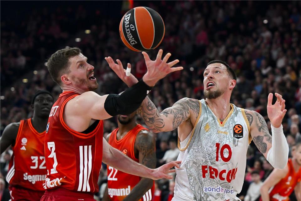 Im Duell zweier Welt- und Europameister setzte sich Andreas Obst gegen Daniel Theis durch.Sven Hoppe/dpa