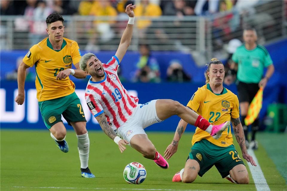 Im Duell zwischen Paraguay und Australien stand der Kampf im Vordergrund.Eugene Hoshiko/AP/dpa