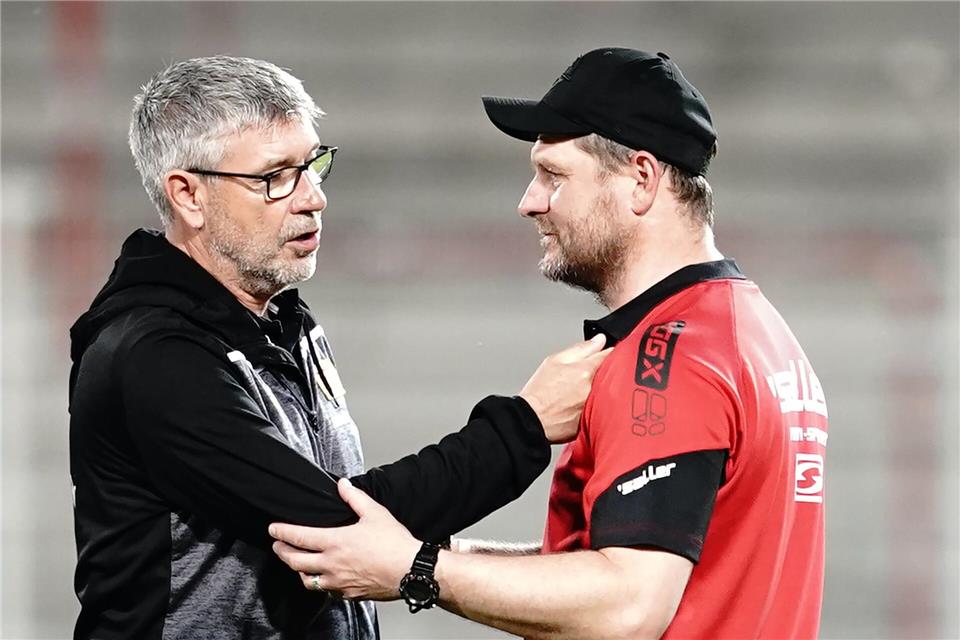 Im Duell zwischen Union Berlin und dem SC Paderborn standen sich Urs Fischer (l) und Steffen Baumgart schon 2020 gegenüber. (Archivbild)Kay Nietfeld/dpa