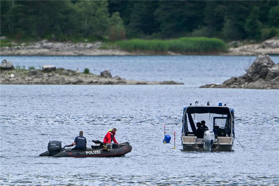 Im Eibsee wird nach einem untergegangenen Vater und seinem Sohn gesucht.Peter Kneffel/dpa