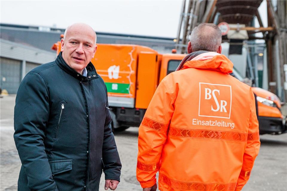 Im Einsatz gegen glatte Straßen und Gehwege: Berlins Regierender Bürgermeister Kai Wegner vor Ort bei der Stadtreinigung.Carsten Koall/dpa