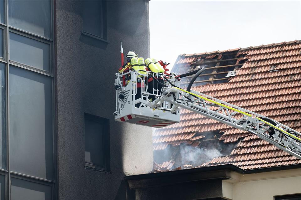 Im Einsatz war auch eine Drehleiter.Pia Bayer/dpa