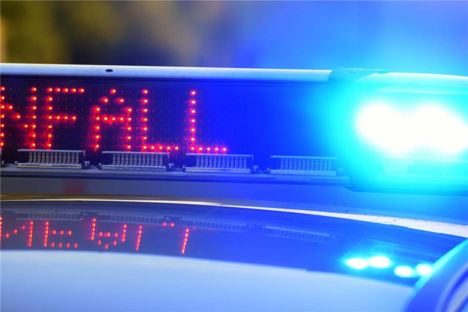 Anhänger von Lastwagen kippt um - Schaden rund 270.000 Euro Im Einsatz waren Polizei und Feuerwehr. (Symbolbild)Stefan Puchner/dpa