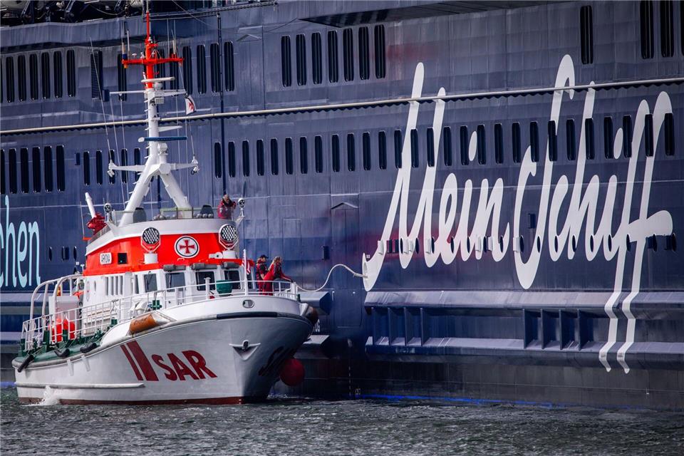 Im Einsatz waren bei der Übung neben der „Mein Schiff 7“, die planmäßig Halt in Warnemünde gemacht hat, auch der Hochseeschlepper „Fairplay 35“, der Seenotrettungskreuzer „Arkona“ sowie das Feuerlöschboot „Albert Wegener“.Jens Büttner/dpa