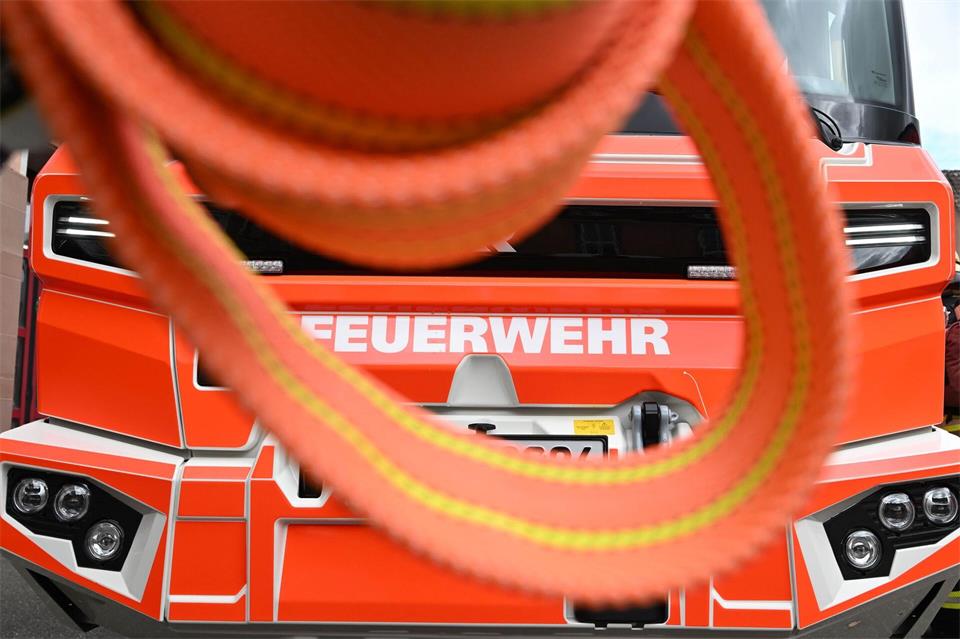 Im Einsatz waren zeitweise rund 100 Feuerwehr- und Rettungskräfte. (Symbolbild)Bernd Weißbrod/dpa