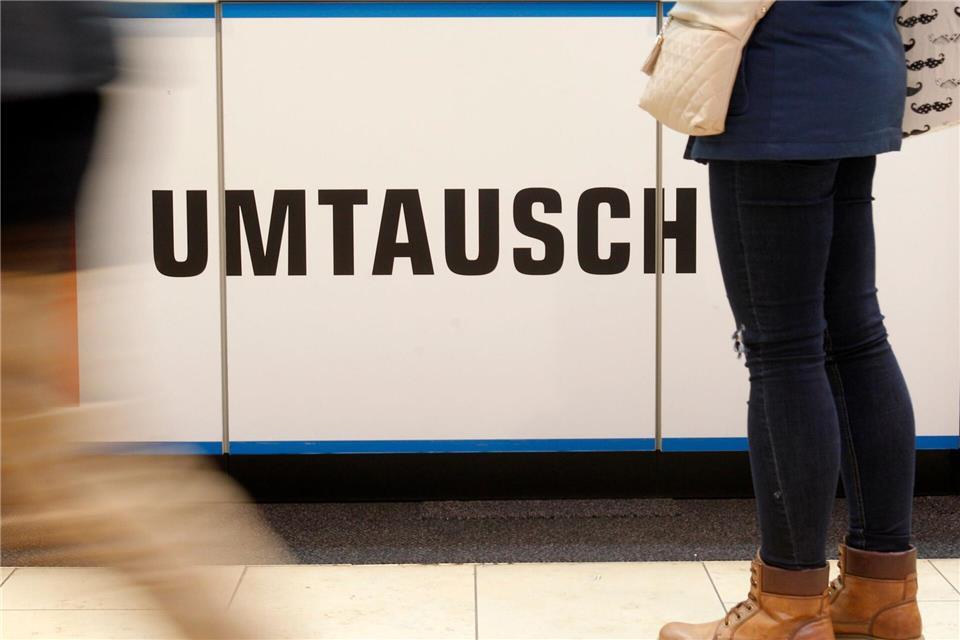 Im Einzelhandel besteht kein generelles Recht auf Umtausch, wenn das Geschenk nicht gefällt: Händler können Rückgaben ablehnen oder nur Gutscheine anbieten.Roland Weihrauch/dpa/dpa-tmn