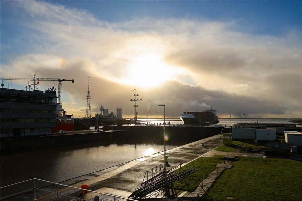 Im Elbehafen in Brunsbüttel ist ein Frachter gegen die Kaimauer gefahren. (Archivbild)Christian Charisius/dpa