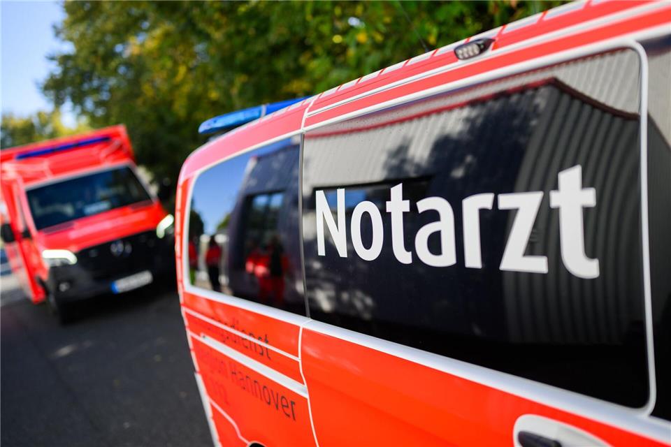 Im Emsland ein junger Autofahrer gestorben. (Symbolbild) Julian Stratenschulte/dpa