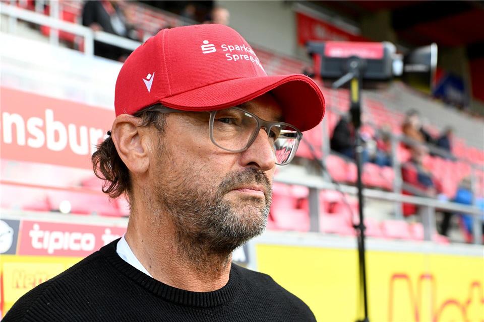 Im Endspiel nicht dabei: Energie-Trainer Wollitz. (Archivbild)Jens Niering/dpa