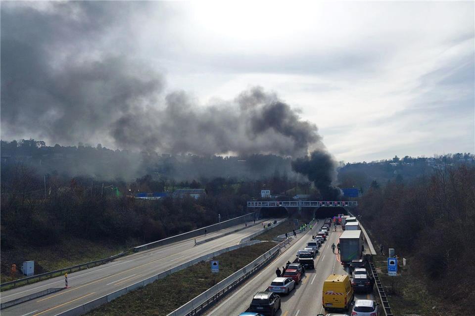 Im Engelbergtunnel entlang der A81 ist ein Brand ausgebrochen - mit weithin sichtbarer Rauchsäule. Karsten Schmalz/dpa