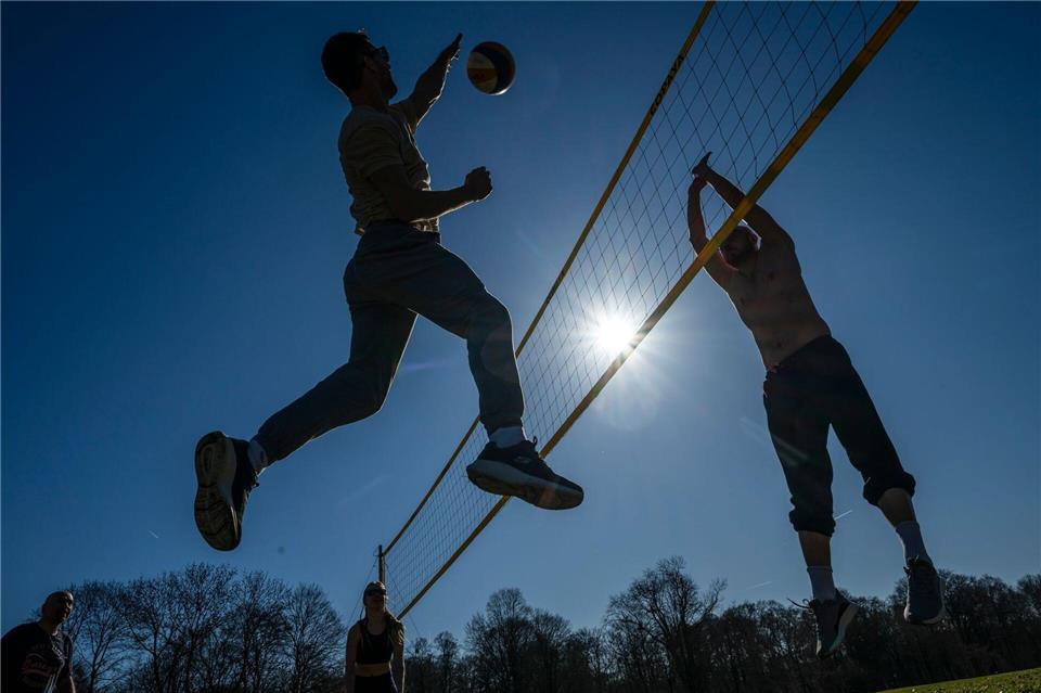 Im Englischen Garten wurde am Freitag bei frühlingshaftem Wetter und strahlendem Sonnenschein schon Volleyball gespielt.Peter Kneffel/dpa