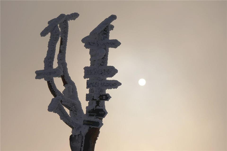 Im Erzgebirge hat es am Morgen erneut geschneit. (Archivbild)Sebastian Willnow/dpa