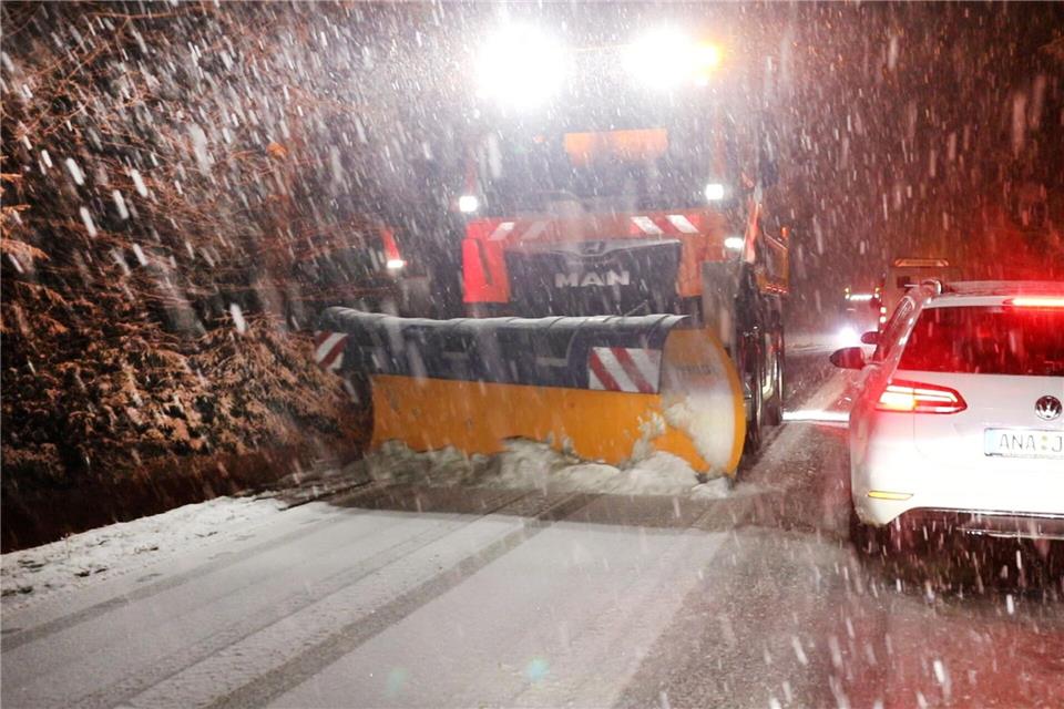 Im Erzgebirge räumte der Winterdienst den Schnee von den Straßen. Andr� M�rz/NEWS5/dpa