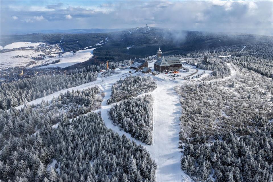 Im Erzgebirge schneit es auch am Wochenanfang. (Archivbild)Jan Woitas/dpa