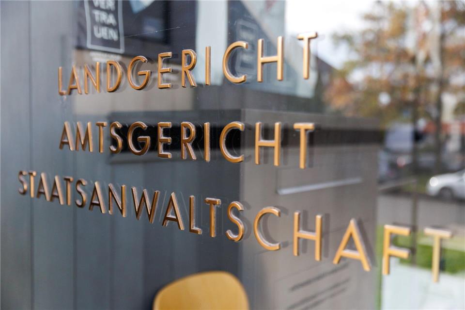 Im Fall einer mit Ecstasy gefüllten Champagnerflasche in einem Lokal in der Oberpfalz ist laut Staatsanwaltschaft ein dringend tatverdächtiger Mann verhaftet worden. Daniel Karmann/dpa