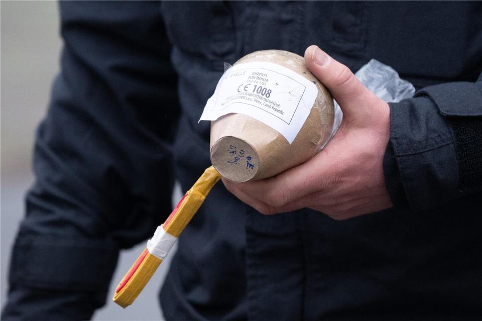 Im Fall eines schwerstverletzten Kindes in Berlin wird vermutet, dass eine illegale Kugelbombe im Spiel gewesen sein könnte. (Archivbild)Sebastian Kahnert/dpa