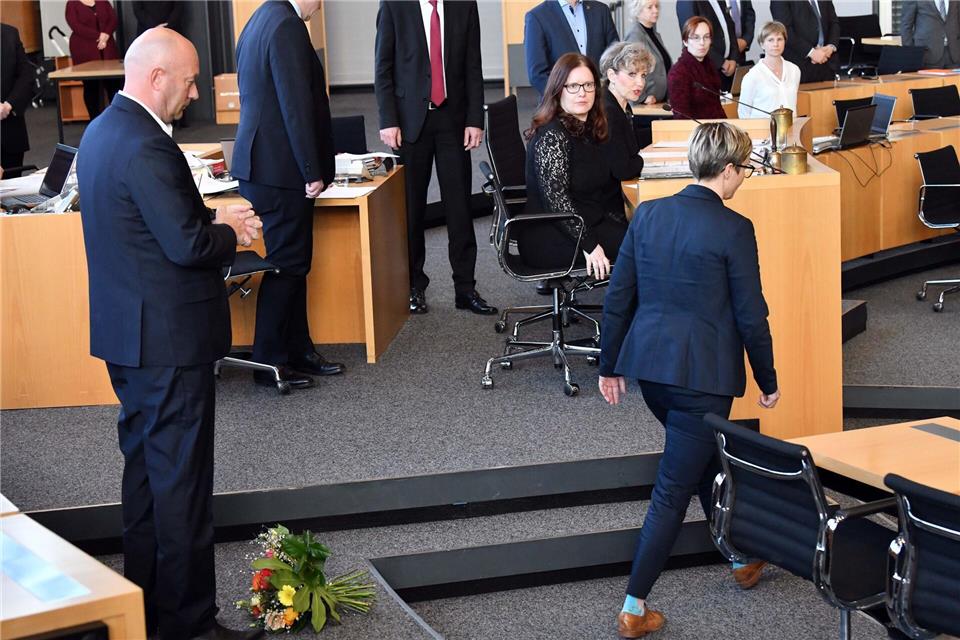 Im Februar 2020 warf Susanne Hennig-Wellsow (Linke) dem mit Stimmen der AfD zum Ministerpräsidenten frisch gewählten Thomas Kemmerich (FDP) Blumen vor die Füße. (Archivbild)Martin Schutt/dpa-Zentralbild/dpa
