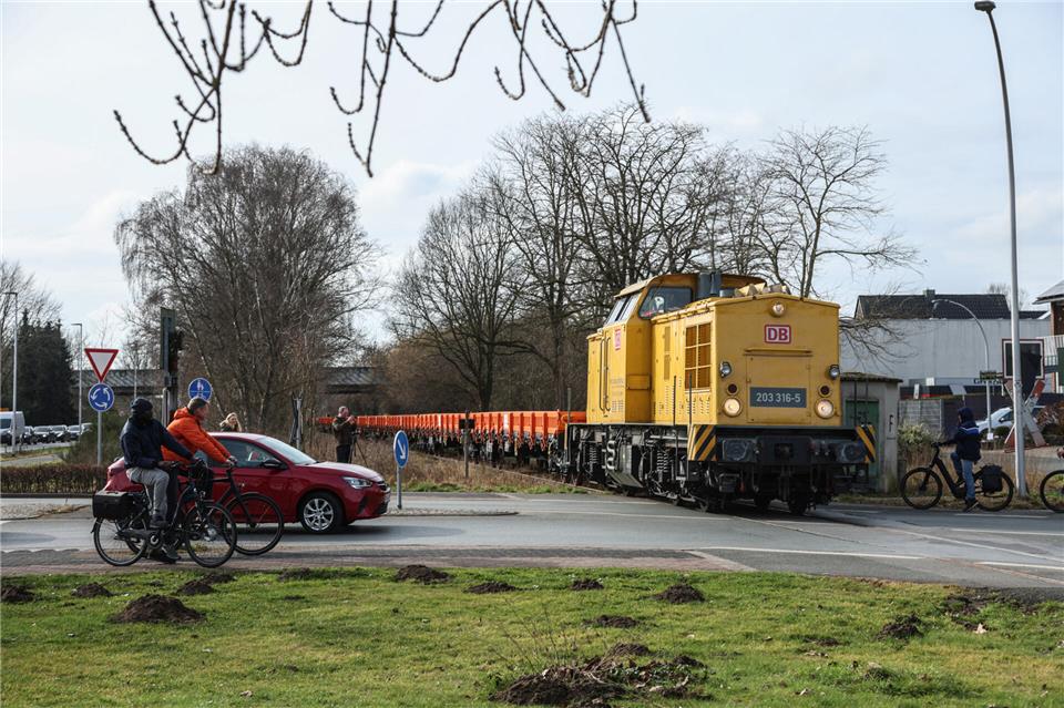 Im Februar 2025 hat die Deutsche Bahn Testfahrten auf dem Industriestammgleis durchgeführt – hier am Bahnübergang zwischen Alfred-Flender- und Schaffeldstraße.