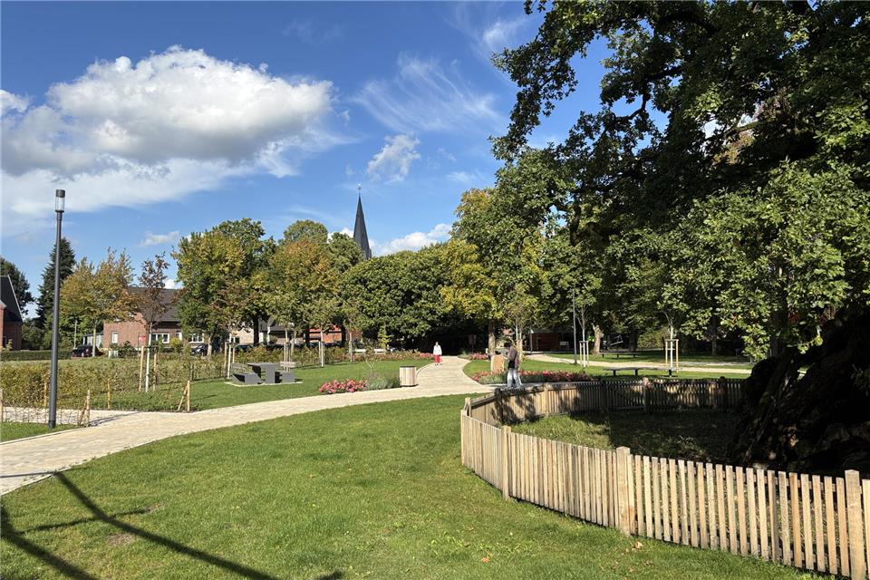 Im Femeichenpark rund um den Nationalerbebaum feiern die fünf Kitas im Verbund der Gemeinde St. Martin den Weltkindertag.