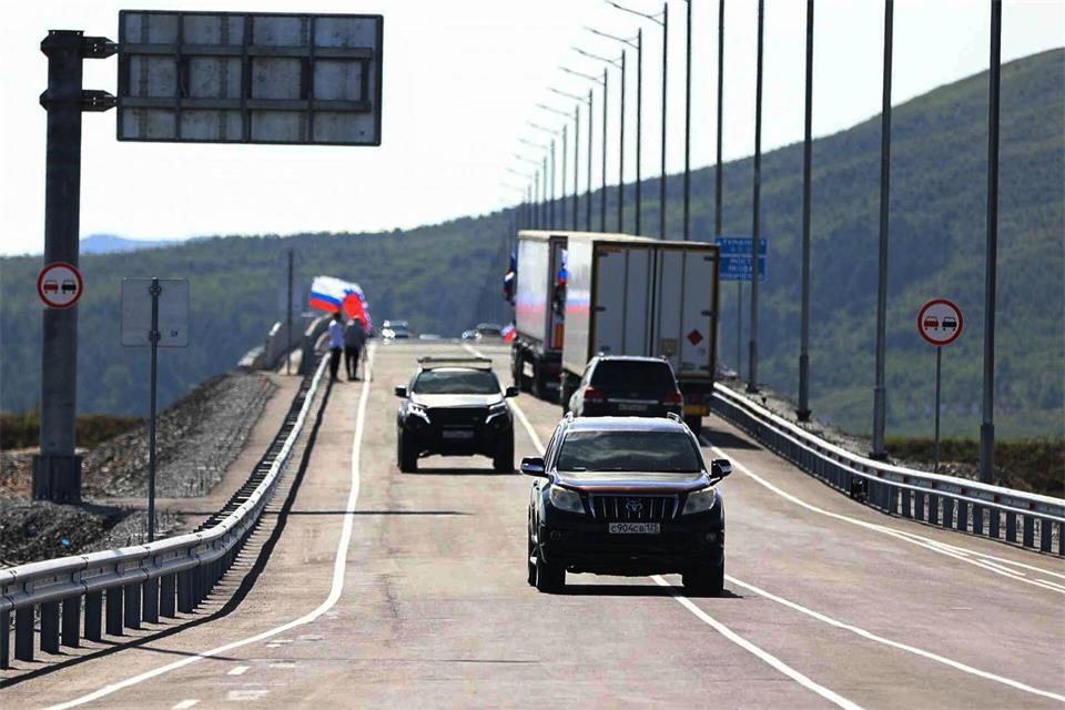 Im Fernen Osten Russlands wurde die erste Straßenverbindung ins benachbarte Nordkorea eröffnet.Dmitry Ignatenko/Government of Primorsky Krai Region via AP/dpa