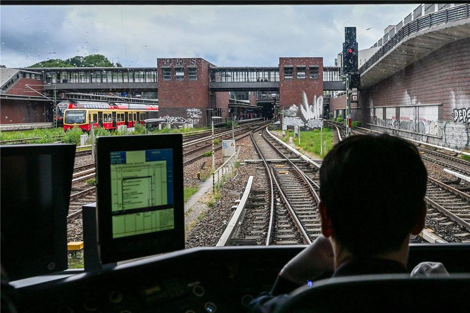 Im Fernverkehr gab es am Abend Probleme. (Archivbild)Jens Kalaene/dpa