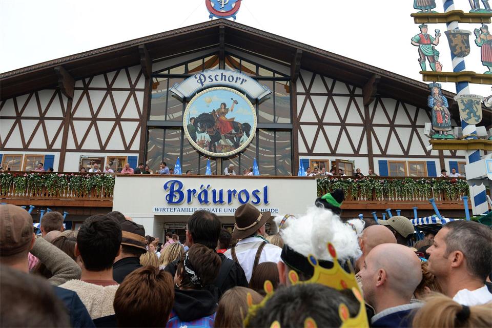 Im Festzelt „Bräurosl“ findet das Event der „Busenfreundinnen“ statt (Archiv). picture alliance / dpa