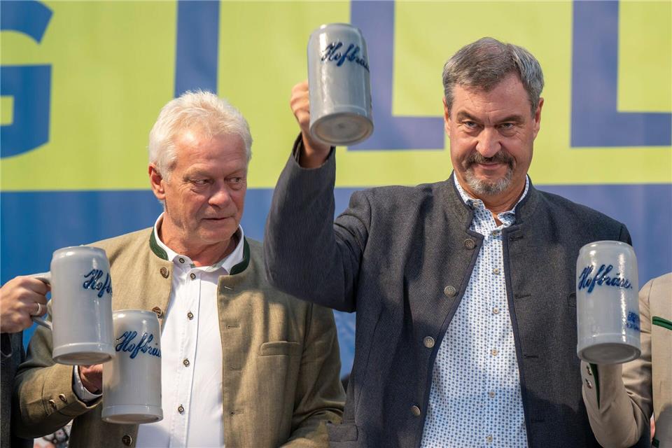 Im Festzelt auf dem Gillamoos-Volksfest wiederholte CSU-Chef Söder (rechts, neben Alois Rainer) seine Forderungen zur Reform des Bürgergeldes und der Einführung einer Wehrpflicht.Peter Kneffel/dpa